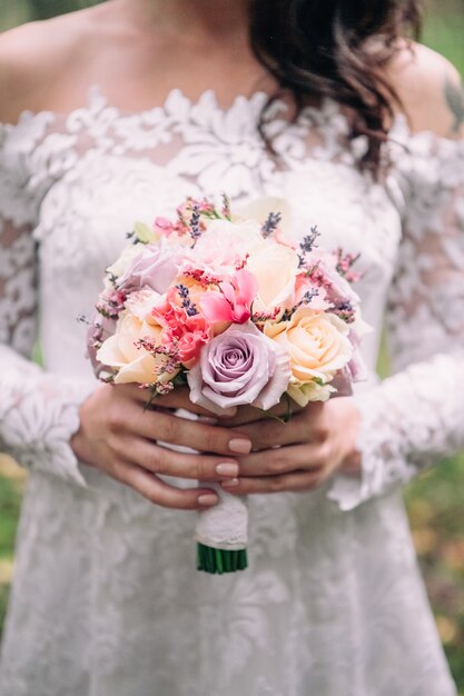 Zakończenie Bridal Bukiet Wiosna Różowi I Biali Kwiaty Na Zamazanym Tle, Selekcyjna Ostrość