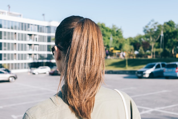 Zakończenie brunetki odprowadzenie przez miasta w lecie