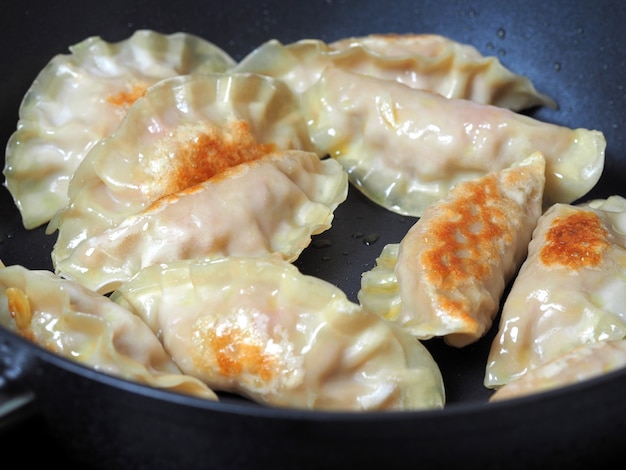 Zakończenie Gotujący Smażący Gyoza Z Warzywami Na Patelni