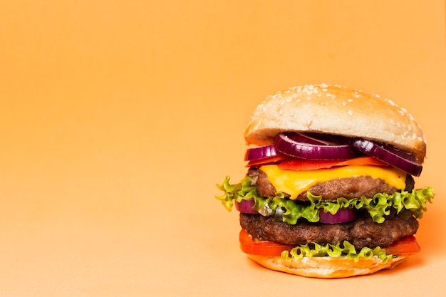 Zdjęcie zakończenie hamburger z kopii przestrzenią