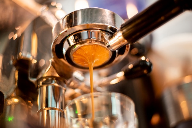 Zakończenie kawowa maszyna up przygotowywa kawę w sklep z kawą