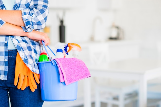 Zakończenie Kobiety Ręki Mienia Wiadro Z Cleaning Dostawami I Różową Pieluchą