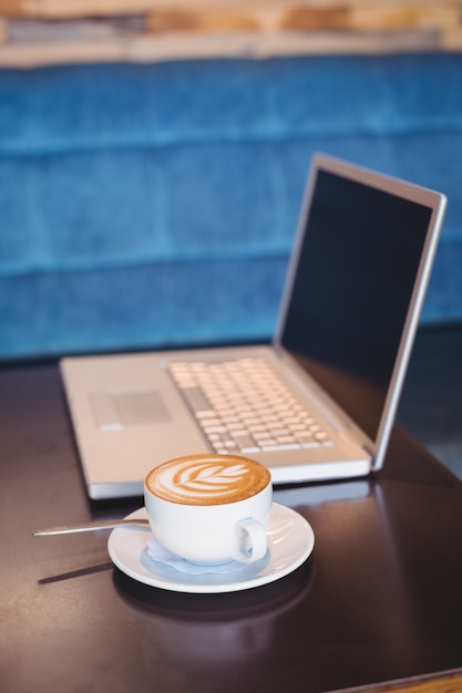 Zdjęcie zakończenie laptop i kawa na stole