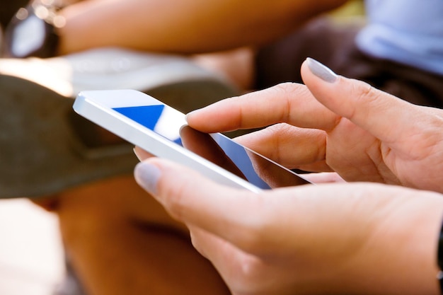 Zakończenie mężczyzna mienia telefon komórkowy