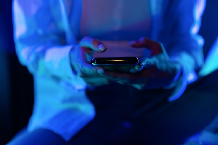 Zdjęcie zakończenie mężczyzna używa telefon komórkowego