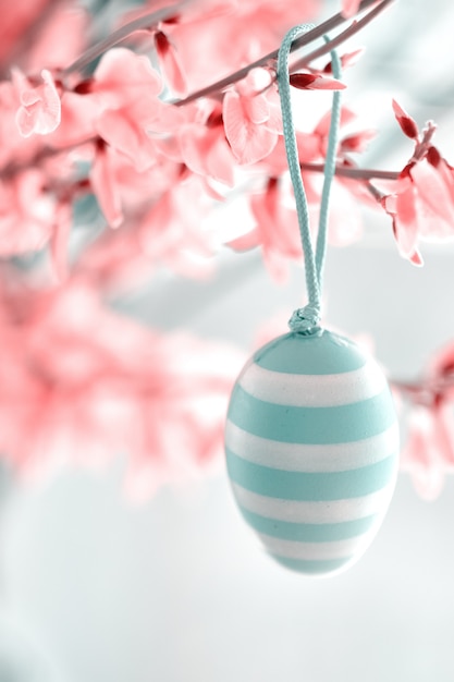 Zakończenie na dekoracyjnych drewnianych Wielkanocnych jajkach wiesza na trzonach z małymi koralowymi kolorów kwiatami, tekst przestrzeń