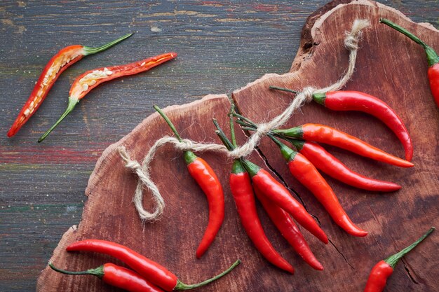 Zakończenie na gorących chili pieprzach na ciemnym drewnie