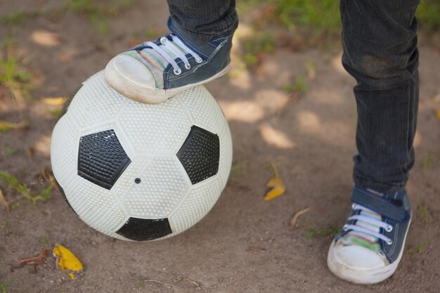 Zakończenie Niska Sekcja Chłopiec Z Jeden Nogą Na Futbolu Przy Parkiem