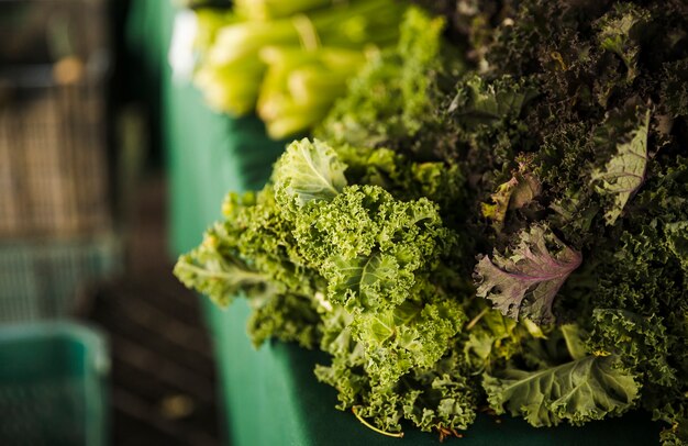 Zdjęcie zakończenie organicznie świeży kale opuszcza warzywa dla sprzedaży w rynku