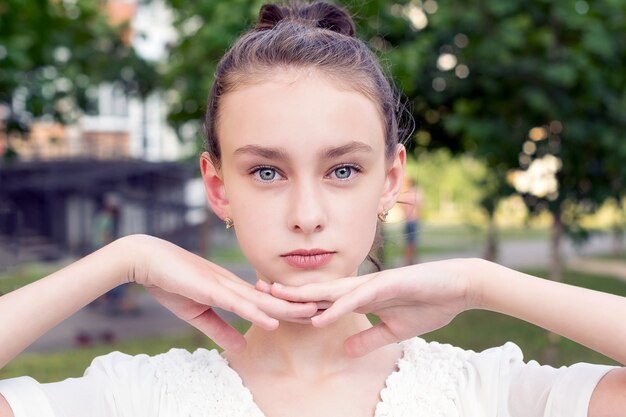 Zakończenie portret młoda atrakcyjna kobieta pozuje przy miasto ulicą.