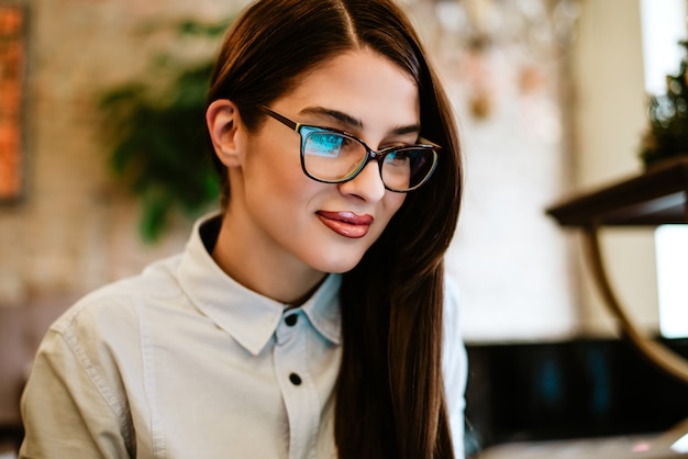 Zakończenie portret piękna kobieta z eyeglasses.