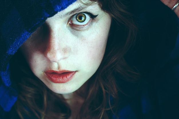 Zakończenie portret poważna kobieta