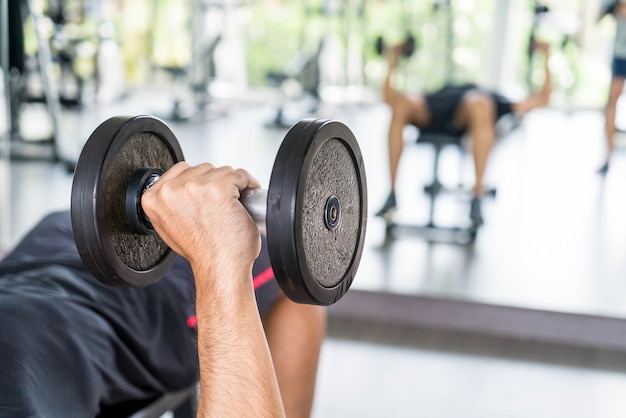 Zakończenie ręki mienia dumbbell