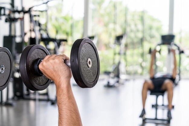 Zakończenie ręki mienia dumbbell