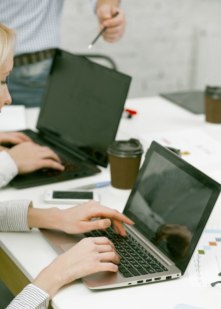 Zakończenie Ręki Urzędnicy Pisać Na Maszynie Na Laptopie.