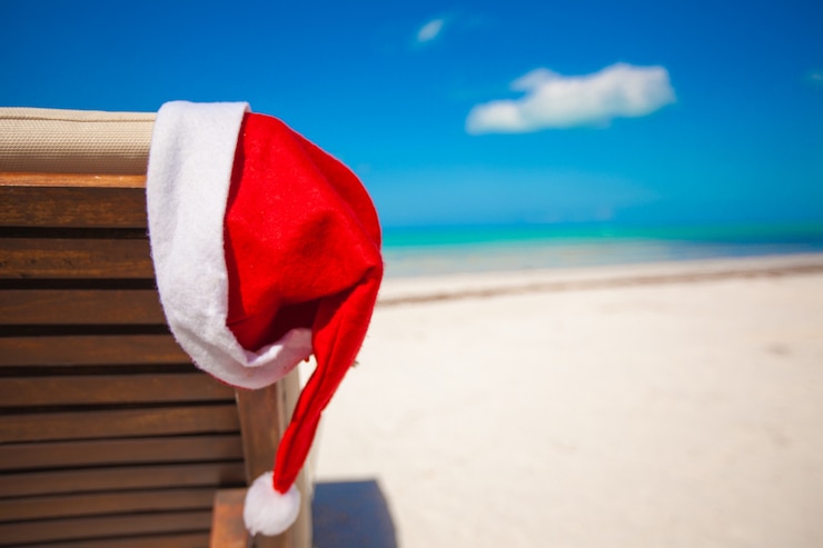 Zdjęcie zakończenie santa kapelusz na krzesła longue przy tropikalną karaibską plażą