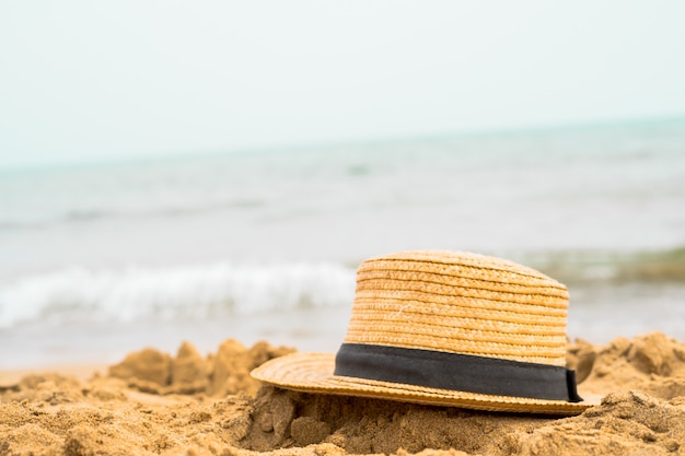 Zakończenie słomiany kapelusz na plaży