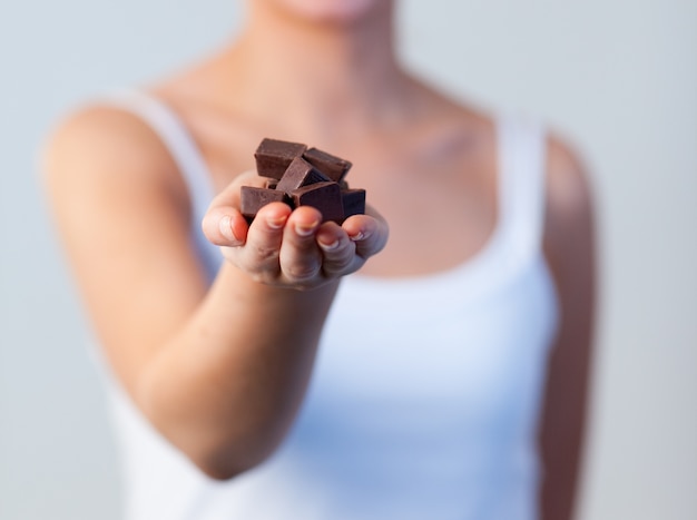 Zakończenie trzyma czekoladową ostrość na czekoladzie kobieta