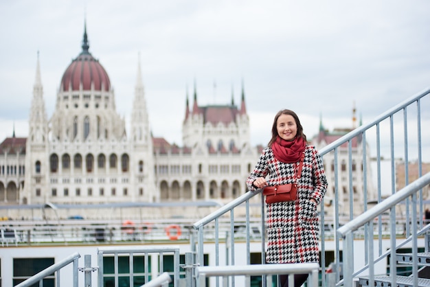 Zakończenie turist dziewczyna stoi na krokach