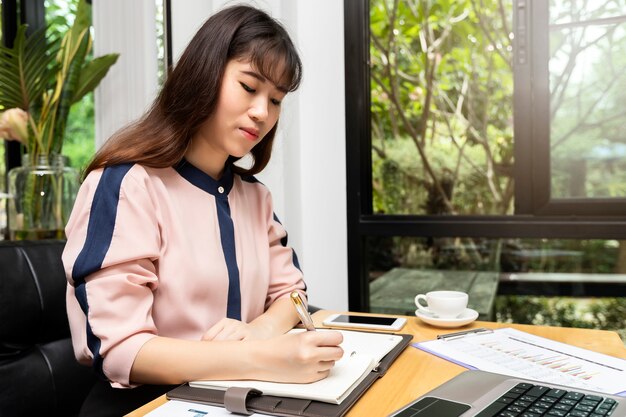 Zakończenie up strzelał bizneswomanu writing notatki w notatniku