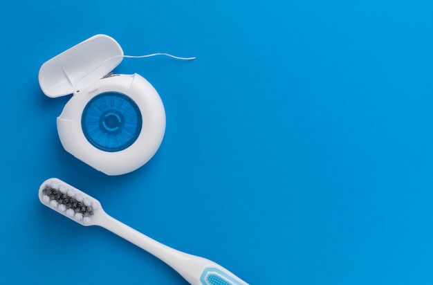 Zakończenie Up Toothbrush I Stomatologiczny Floss Na Plamy ścianie, Kopii Przestrzeń.