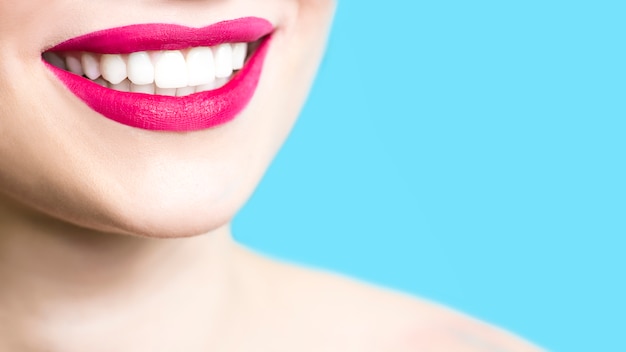 Zdjęcie zakończenie uśmiechnięta kobieta z zdrowymi białymi zębami, czerwona pomadka, czysta skóra.