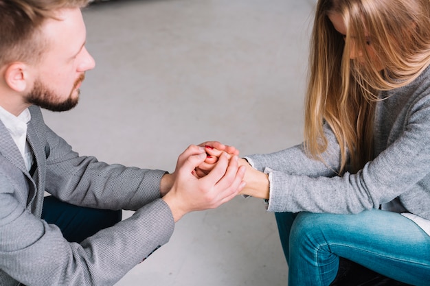 Zakończenie Utrzymuje Jego Ręki Wpólnie Psycholog Podczas Gdy Słuchający Jej żeńskiej Pacjent