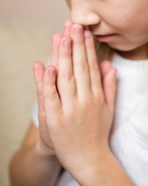 Zdjęcie zakończenie widok małej dziewczynki modlenie