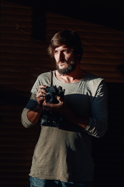 Zdjęcie zakończenie widok mężczyzna ręki trzyma audiotape