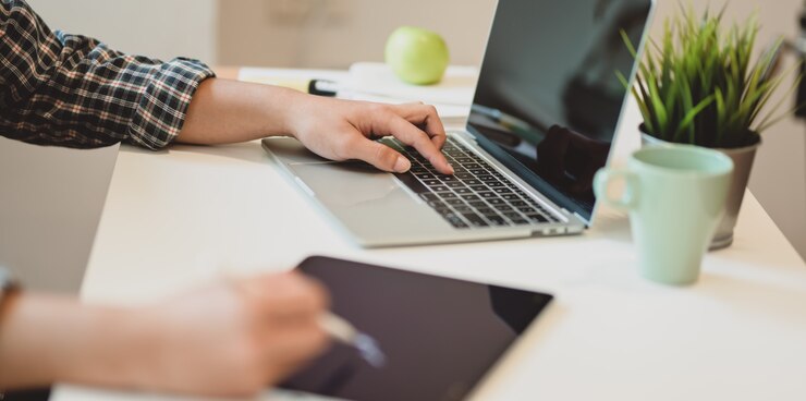 Zakończenie widok młody męski freelancer pracuje dalej