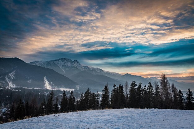 Zakopane podczas zawodów narciarskich zimą o zachodzie słońca Polska