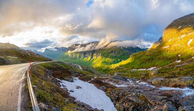 Zakrzywiona droga i panorama doliny górskiej w drodze z Dalsnibba do fiordu Geiranger Geiranger Sunnmore hrabstwo Romsdal zachodnia Norwegia