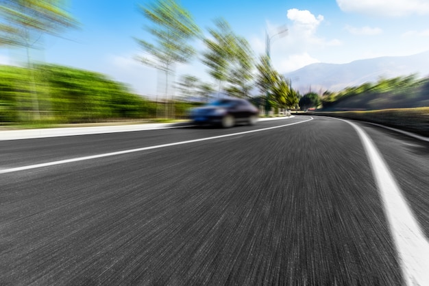 zakrzywione autostrady i błękitne niebo