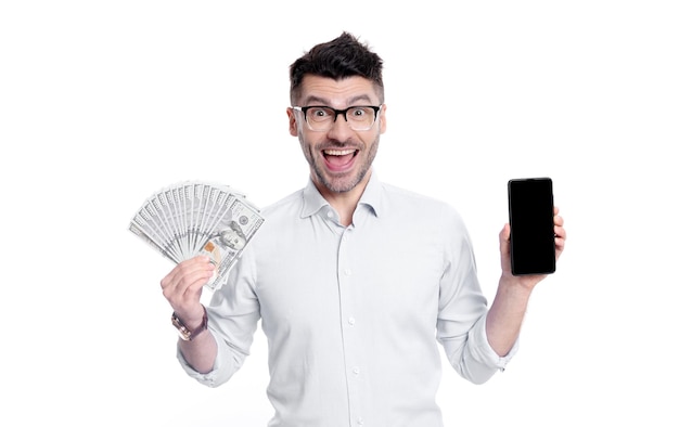 Zakup gotówkowy zadowolony człowiek pokazujący pieniądze gotówkowe i studio telefonów komórkowych Płatność gotówkowa