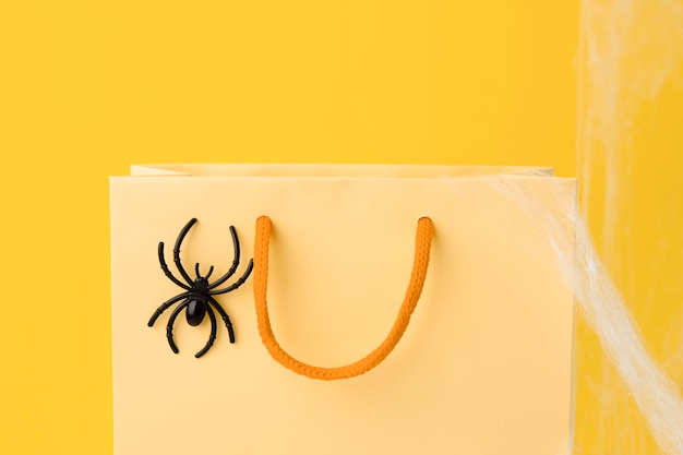 Zakupy i zakupy na pakiet Halloween z zakupami i wystrojem na żółtym tle