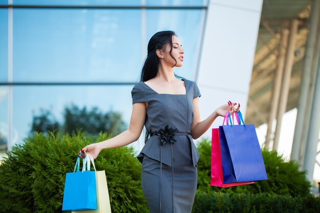 Zakupy. Kobiety mienie barwiący zdojest blisko jej shooping centrum handlowego w czarnym Piątku wakacje