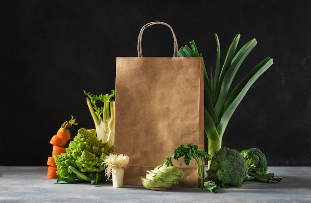 Zakupy koncepcja zdrowej żywności. Zdrowa żywność z warzywami w torebkach papierowych