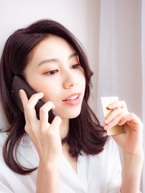 Zakupy Młodych Azjatyckich Piękności Z Telefonem Komórkowym I Kartą Kredytową