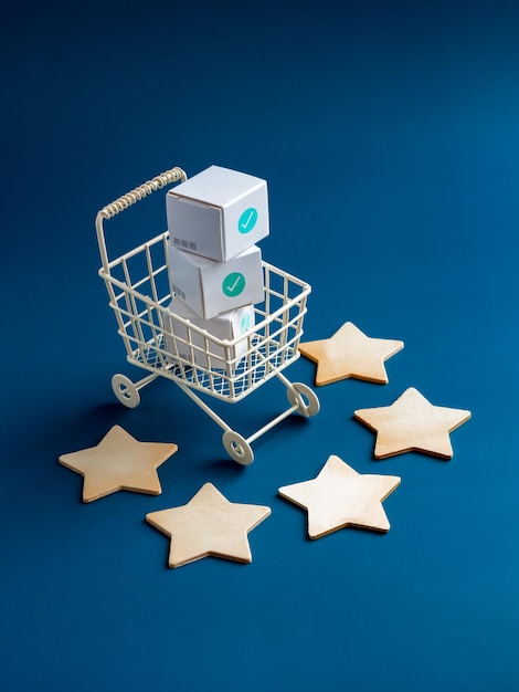 Zakupy online biznes e-commerce dostawa i koncepcje recenzji klientów Zielona ikona zaznaczenia na białych pudełkach z paczkami w wózku na zakupy z pięcioma gwiazdkami na niebieskim tle w pionie