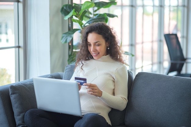 Zakupy online kobiet. Latynoski są zadowolone z zakupów online.