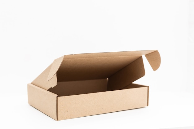 Zakupy online, otwieranie pudełka na białym tle z miejscem na kopię