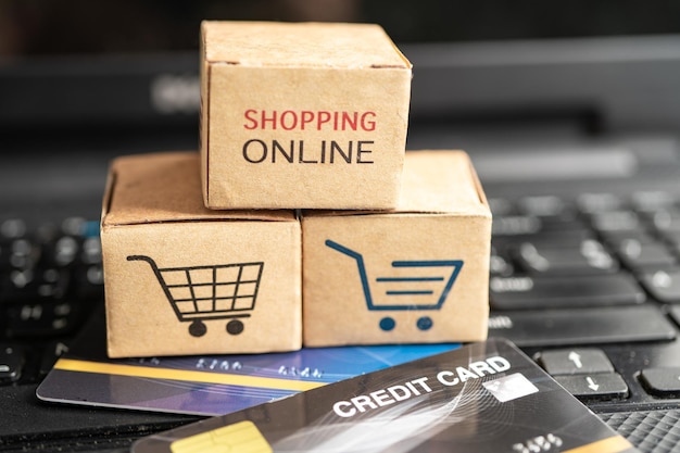 Zakupy online pudełko z kartą kredytową na laptopie Finanse handel import eksport koncepcja biznesowa