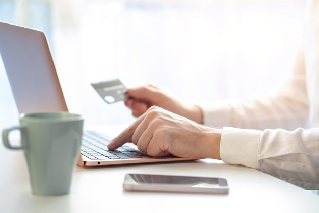 Zakupy przez Internet i płatności za usługi kupujesz kartą kredytową