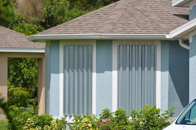 Żaluzje huraganowe stalowe montowane do ochrony okien domów. Środki zabezpieczające przed klęską żywiołową na Florydzie