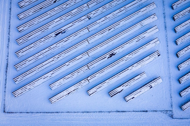 Zdjęcie zamarznięta farma fotowoltaiczna w zimie energia alternatywna śnieżne panele słoneczne