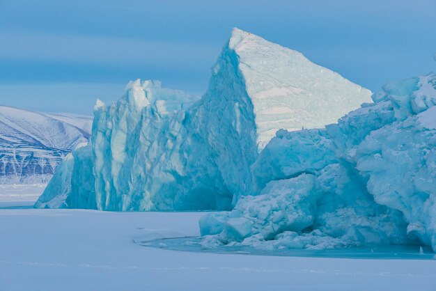 Zdjęcie zamarznięta góra lodowa przed górą