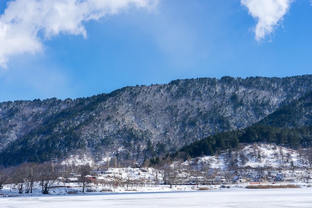 Zamarznięte jezioro Golcuk. Śnieżny krajobraz. Bozdag, Izmir - Turcja