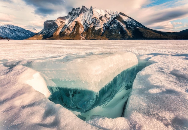 Zamarznięte Jezioro Minnewanka Ze Skalistymi Górami I Pękniętym Lodem Z Jeziora Zimą W Parku Narodowym Banff