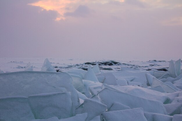 Zdjęcie zamarznięty lód krajobraz w zimy baikal jeziorze, syberia, rosja.