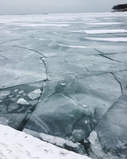 Zdjęcie zamarznięty lód pływający na jeziorze michigan